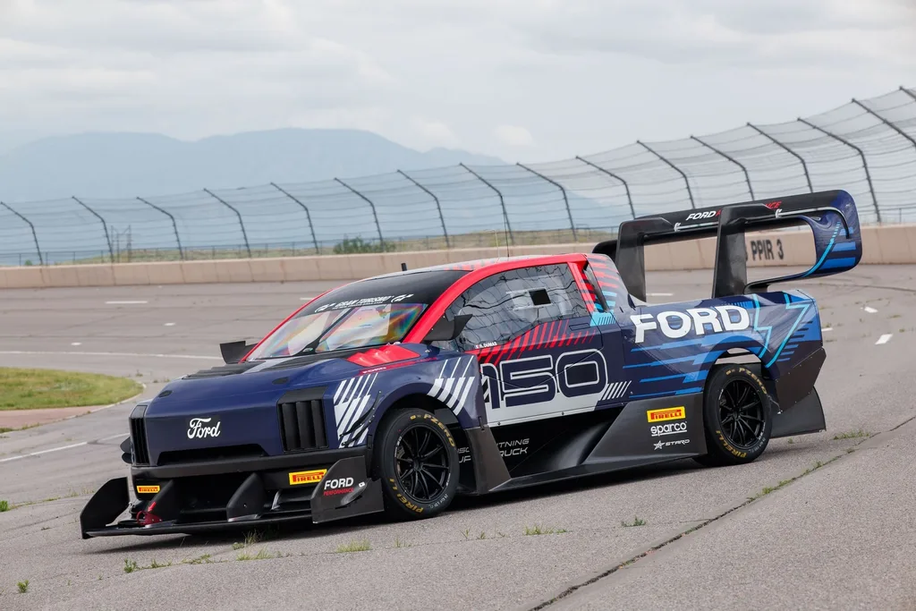 Ford, F-150 Lightning SuperTruck’ın güç detaylarını ve tasarımını açıkladı