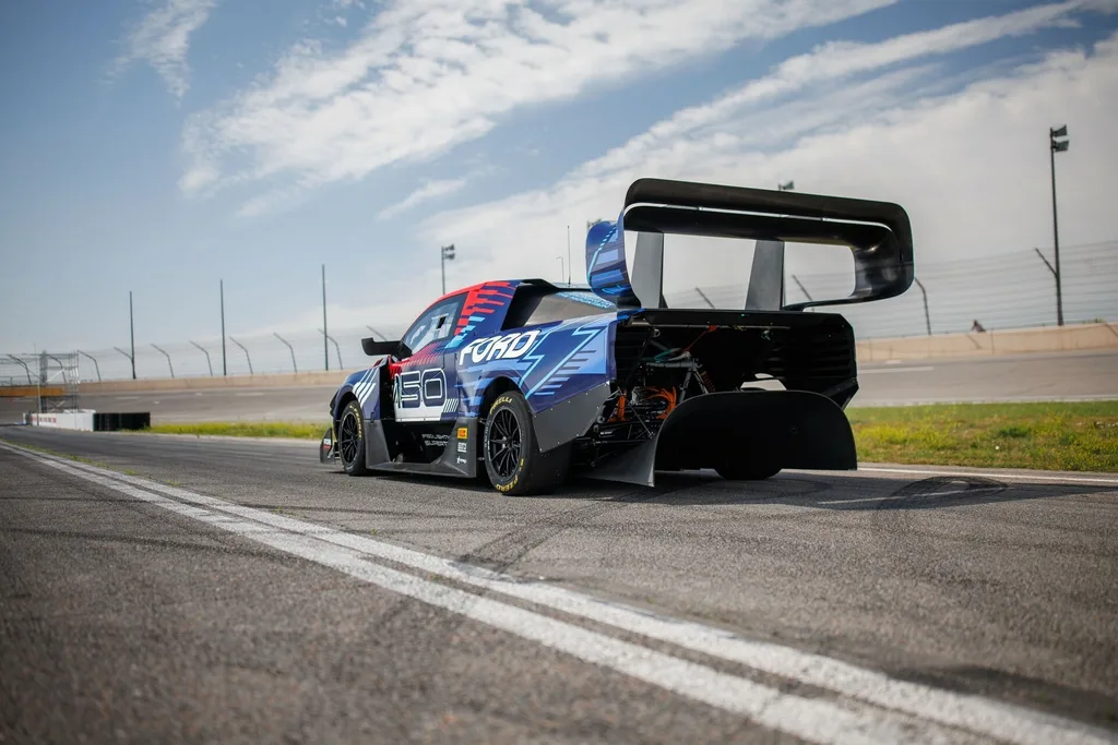 Ford, F-150 Lightning SuperTruck’ın güç detaylarını ve tasarımını açıkladı