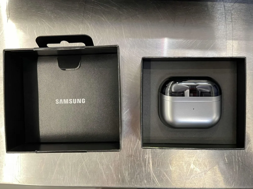 Samsung Galaxy Buds 3 Pro’nun ve şarj kutusunun tasarımı sızan fotoğraflarla görüldü