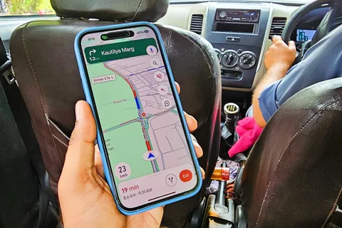 Google Haritalar iPhone ve CarPlay’de hız göstergesi ve sınırını gösterecek
