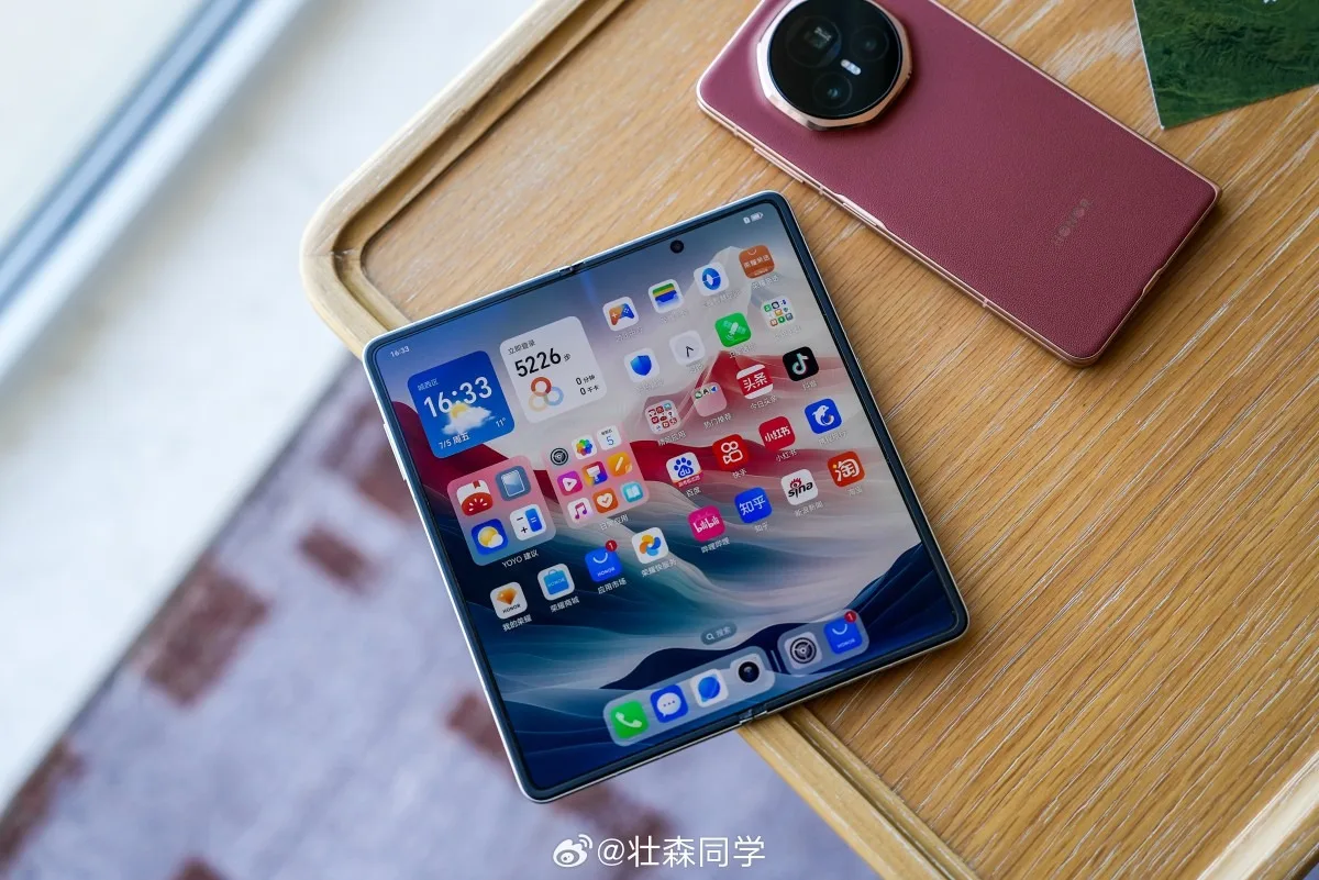 Honor Magic V3 sızan fotoğraflarla tüm açılardan görüldü