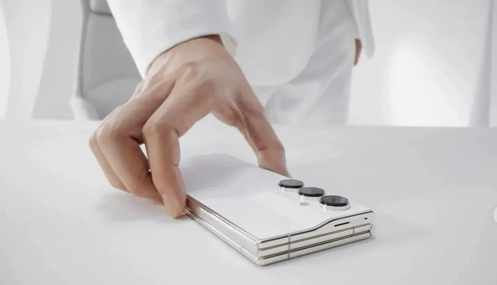 TECNO, üç katlamalı yeni konsept akıllı telefonu PHANTOM ULTIMATE 2’yi tanıttı