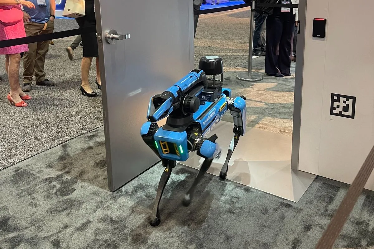 Boston Dynamics ve Assa Abloy, robot köpeklerin güvenli alanlara erişimi için iş birliğine gitti