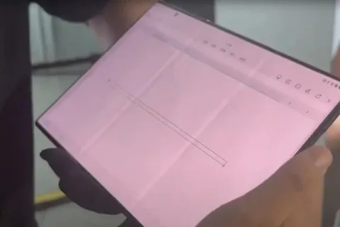 Huawei Mate XT’nin üç ekranlı katlanabilir yapısını daha detaylı görün