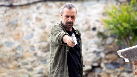 Nejat İşler’li “Meraklı Adamın 10 Günü” 7 Kasım’da Netflix’te