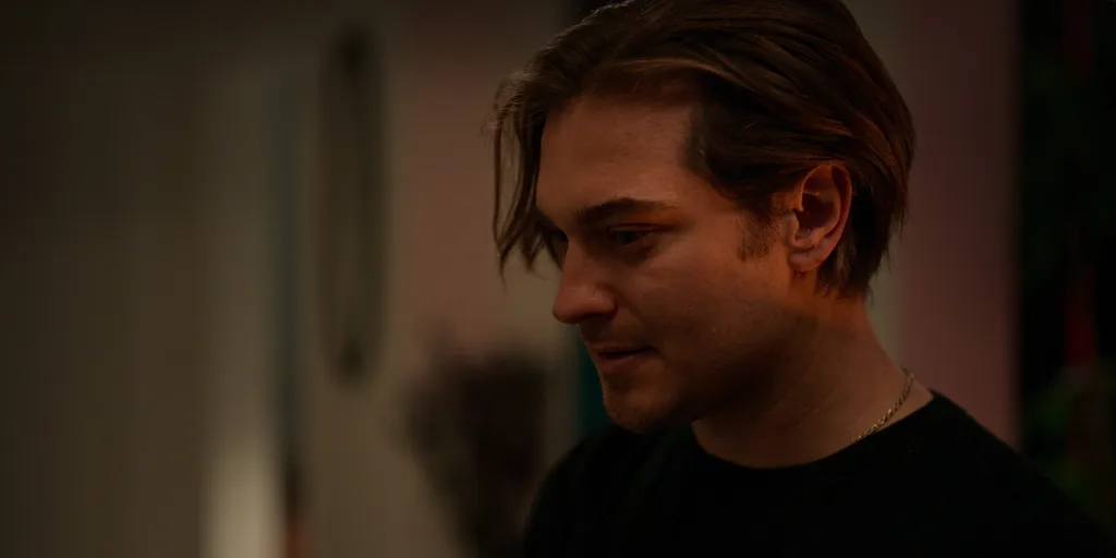 Netflix, Çağatay Ulusoy’un başrolünde yer aldığı “Tam Bir Centilmen” filminin fragmanını yayınladı