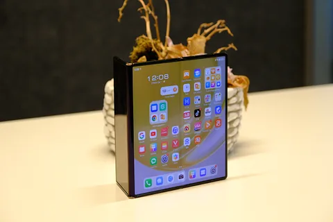 Huawei, üç kez katlanabilen yeni Mate XT 2 ile yine dikkatleri üzerine çekmeye hazırlanıyor