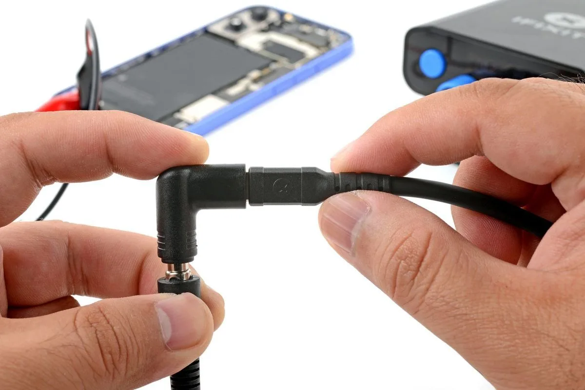iFixit’ten iPhone 16 pilini çıkarmakta kullanılacak USB güç kaynaklı özel araç