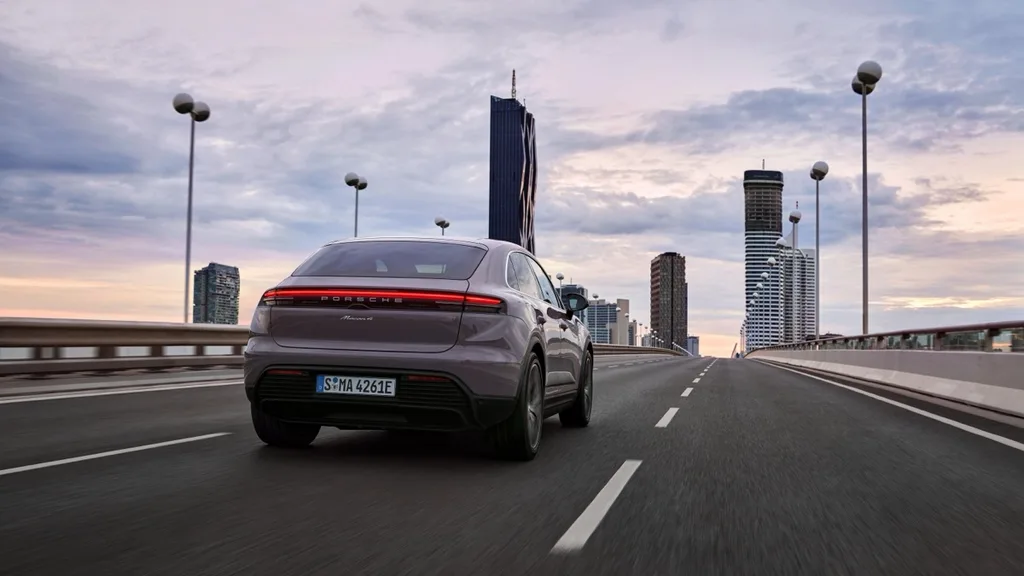 Porsche’nin tamamen elektrikli ilk SUV modeli Macan Türkiye’de satışta