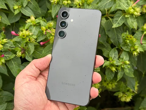 Samsung Galaxy S24 FE’nin Nane ve Gri renkleri Hepsiburada’da 3.000 TL fiyat avantajı var