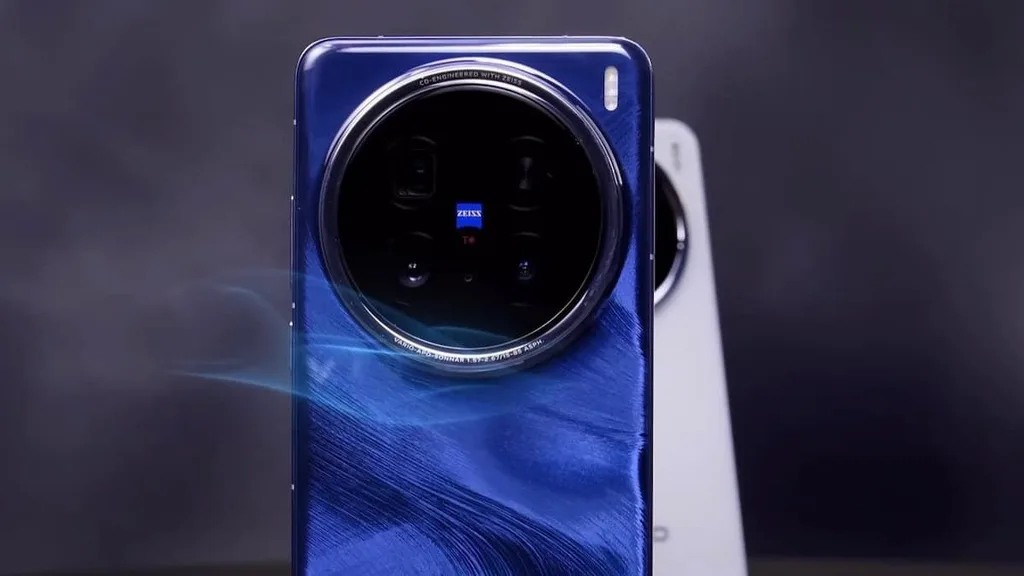 Vivo X200 Pro’nun kutu açılış videosu dört tarafa mikro kavis yapan ekranı gösteriyor