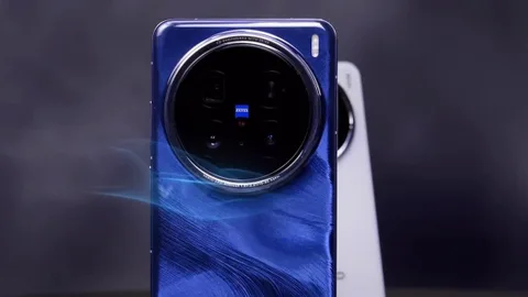 Vivo X200 Pro’nun kutu açılış videosu dört tarafa mikro kavis yapan ekranı gösteriyor