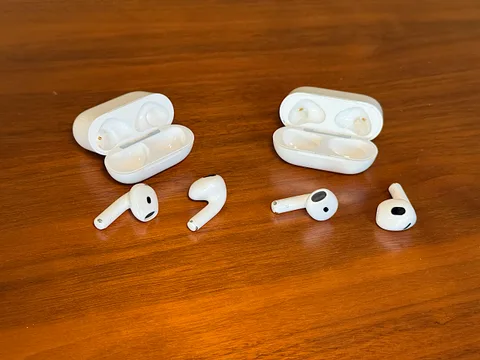 AirPods, iOS 26 ile artık CarPlay içinde de otomatik geçiş yapabiliyor