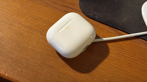 iOS 26 ile AirPods şarj kutusunda gösterge ışığı sistemi güncelleniyor