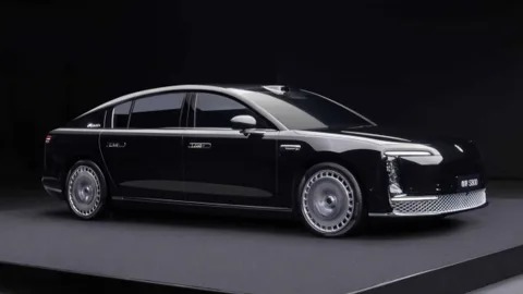 Huawei ve JAC iş birliğiyle geliştirilen lüks elektrikli sedan Maextro S800 tanıtıldı
