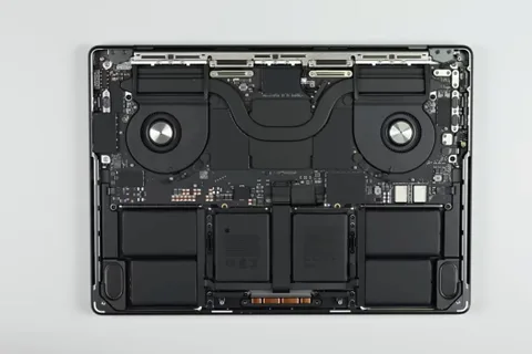MacBook Pro M4 ile de Apple laptop’larının kullanıcı tarafından onarılabilirlik zorlukları sürüyor