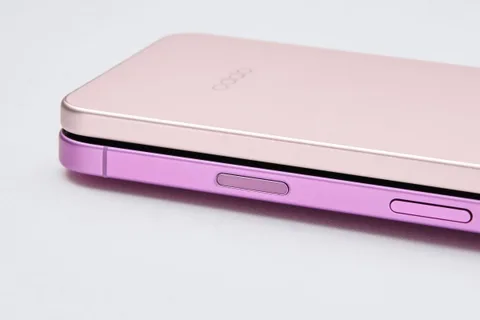 Oppo Reno 13 serisinin iPhone benzerliğini gösteren yeni görseller ortaya çıktı