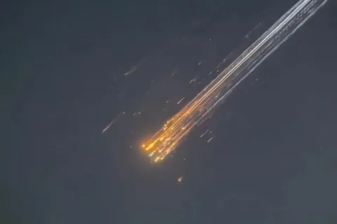 SpaceX Starship testinde yaşanan parçalanma gökyüzünde olağanüstü görüntüler oluşturdu