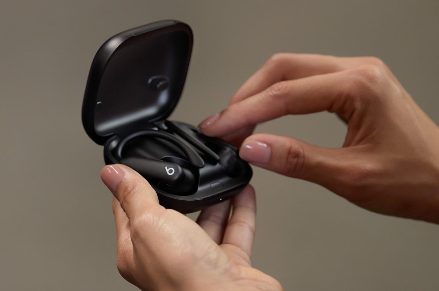 Powerbeats Pro 2 tanıtıldı: Daha hafif tasarım ve kalp atış hızı takibi