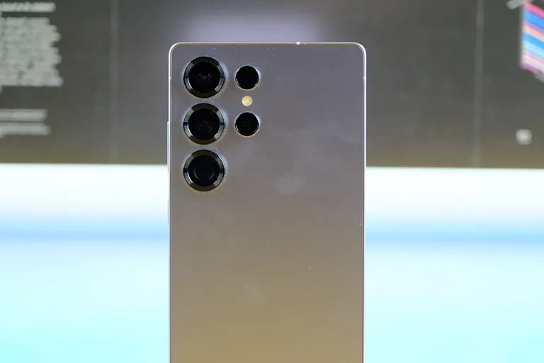 Android amiral gemilerine 100 MP’lik üç arka kamera geliyor