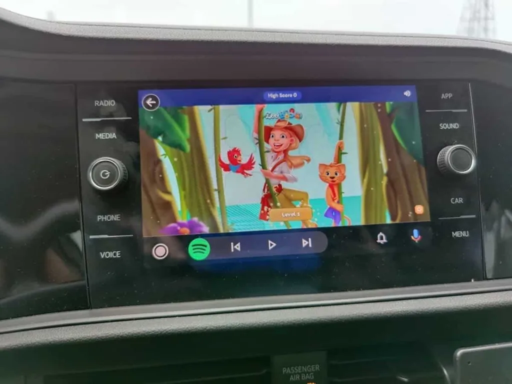Android Auto 14.1 ile bazı Android oyunları artık park halindeki araç ekranında oynanabiliyor