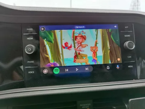 Android Auto 14.1 ile bazı Android oyunları artık park halindeki araç ekranında oynanabiliyor