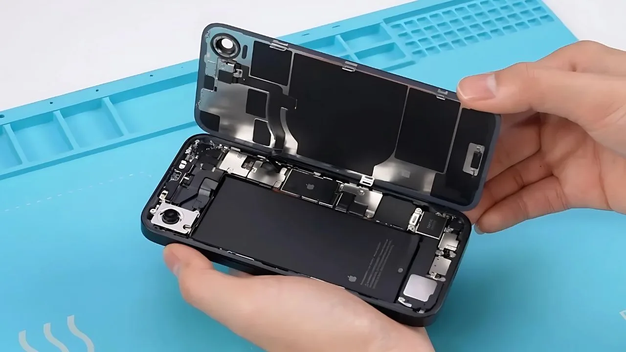 Apple iPhone 16e’nin iç yapısı ve teknik detayları söküm işlemiyle ortaya çıktı