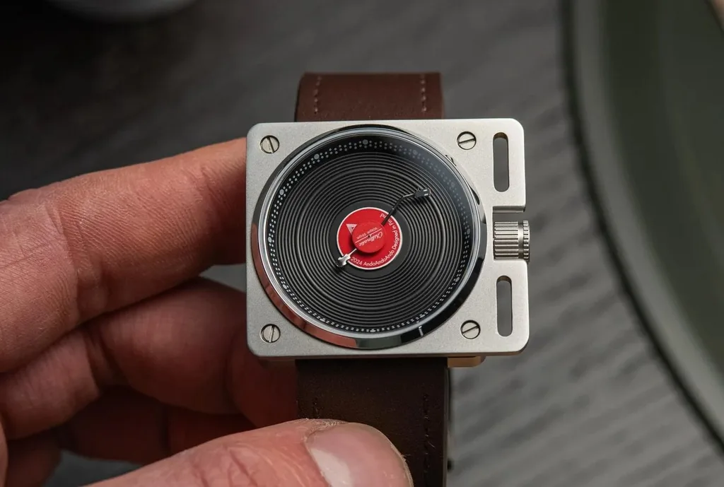 DJ pikaplarından ilham alan plakçalar tasarımlı saat Vinyl Record Automatic Watch tanıtıldı