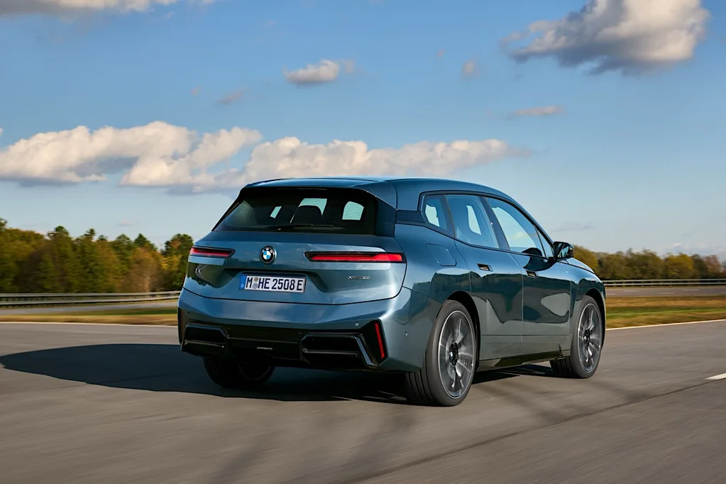 BMW iX, elektrikli SUV segmentinde yenilikçi teknolojilerle Türkiye’de