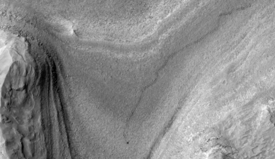 NASA’nın Mars keşif aracı Curiosity, yüzeyde ilerlerken ilk kez yörüngeden görüntülendi