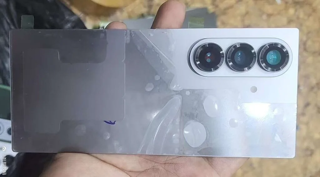 Samsung Galaxy Z Fold 7’nin arka paneli sızan fotoğrafla görüldü