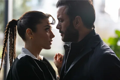 Hande Erçel ve Barış Arduç’u yeniden buluşturan Disney+’ın “Aşkı Hatırla” dizisinden yeni tanıtım yayınlandı