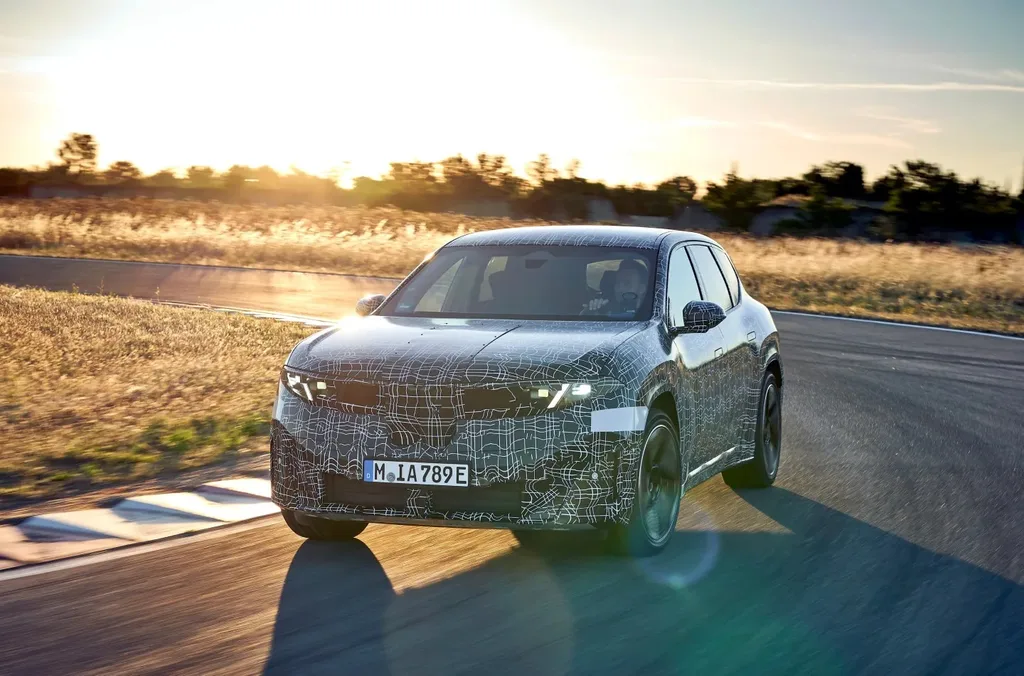 BMW’nin yeni elektrikli SUV modeli iX3, sürüş kontrolünü sürücüyle paylaşıyor