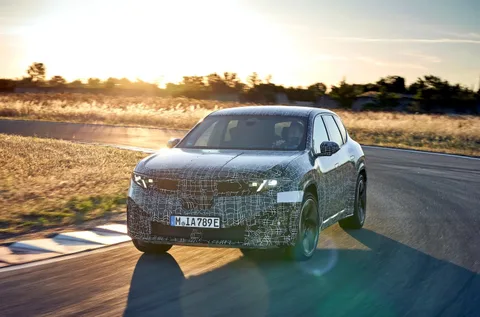 BMW’nin yeni elektrikli SUV modeli iX3, sürüş kontrolünü sürücüyle paylaşıyor