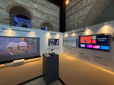 Samsung’un Türkiye’de lansmanını yaptığı 2025 TV modelleri yapay zekâ ile evin merkezine yerleşiyor