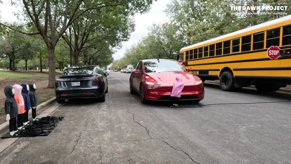 Tesla Model Y, tam otonom sürüş sistemi testinde çocuk boyunda mankenlere çarptı