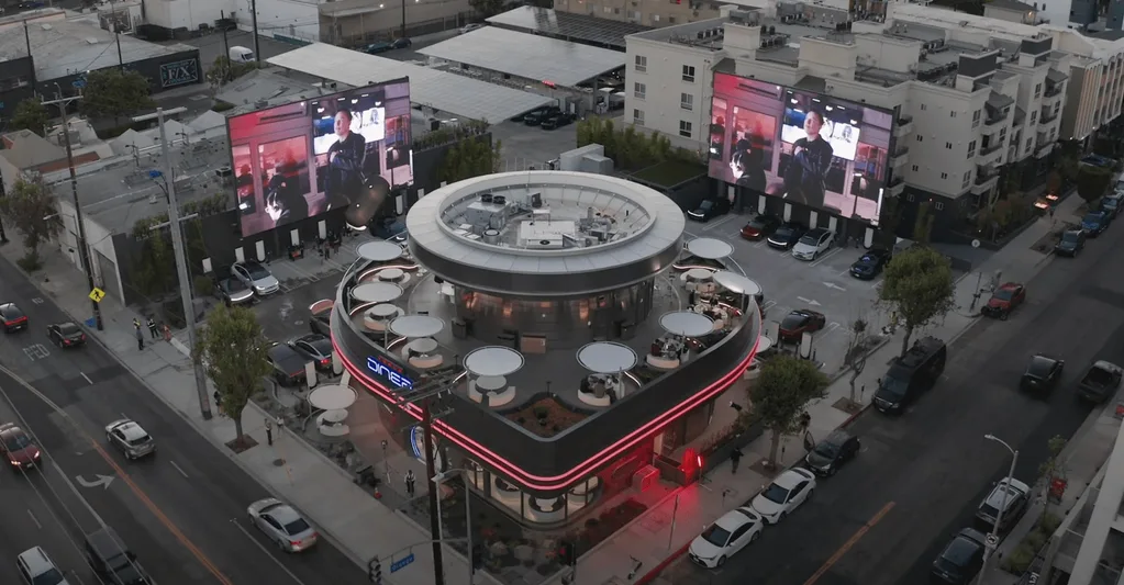 Tesla, Los Angeles’ta retro lokanta ve şarj istasyonunu faaliyete geçirdi