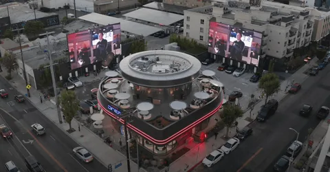 Tesla, Los Angeles’ta retro lokanta ve şarj istasyonunu faaliyete geçirdi