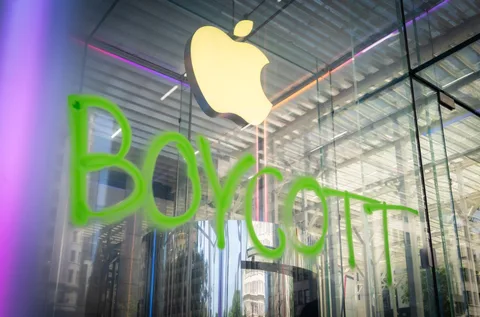 Apple’ın meşhur 5. Cadde mağazası çevreci eylemciler tarafından sprey boyayla protesto edildi