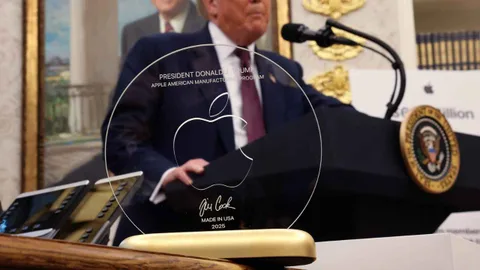 Apple CEO’su Tim Cook, ABD Başkanı Trump’a iPhone cam üreticisi Corning tarafından üretilen özel bir cam hediye etti