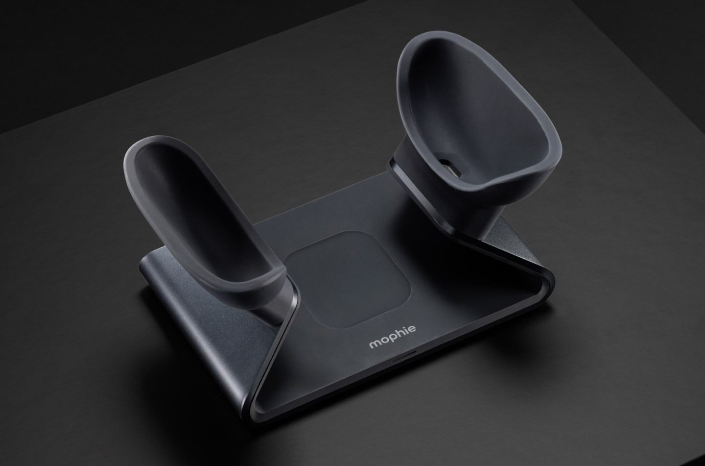 Mophie, AirPods Max’i uyku moduna alarak şarj eden stand geliştirdi