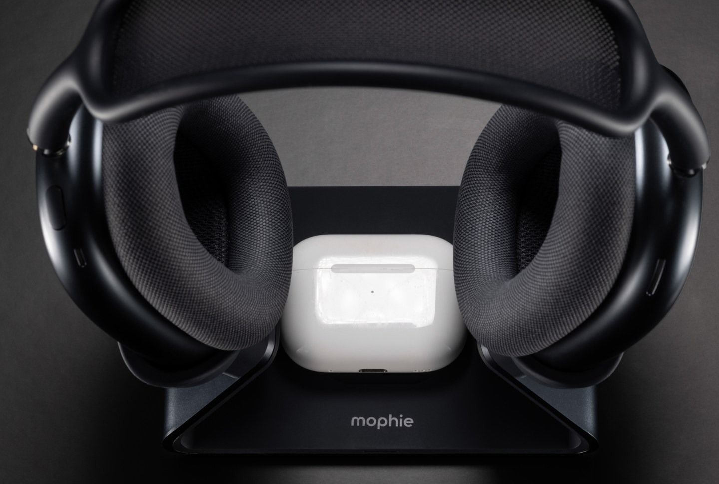 Mophie, AirPods Max’i uyku moduna alarak şarj eden stand geliştirdi