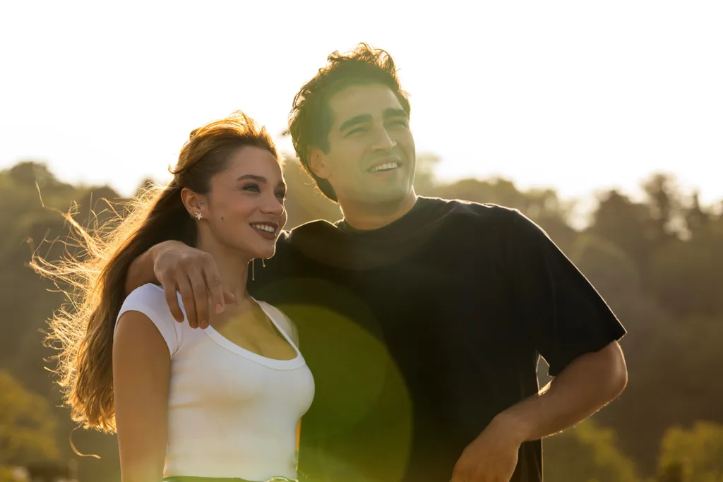 Mert Ramazan Demir ve Miray Daner’in buluştuğu “Bize Bi’şey Olmaz” Disney+’a geliyor