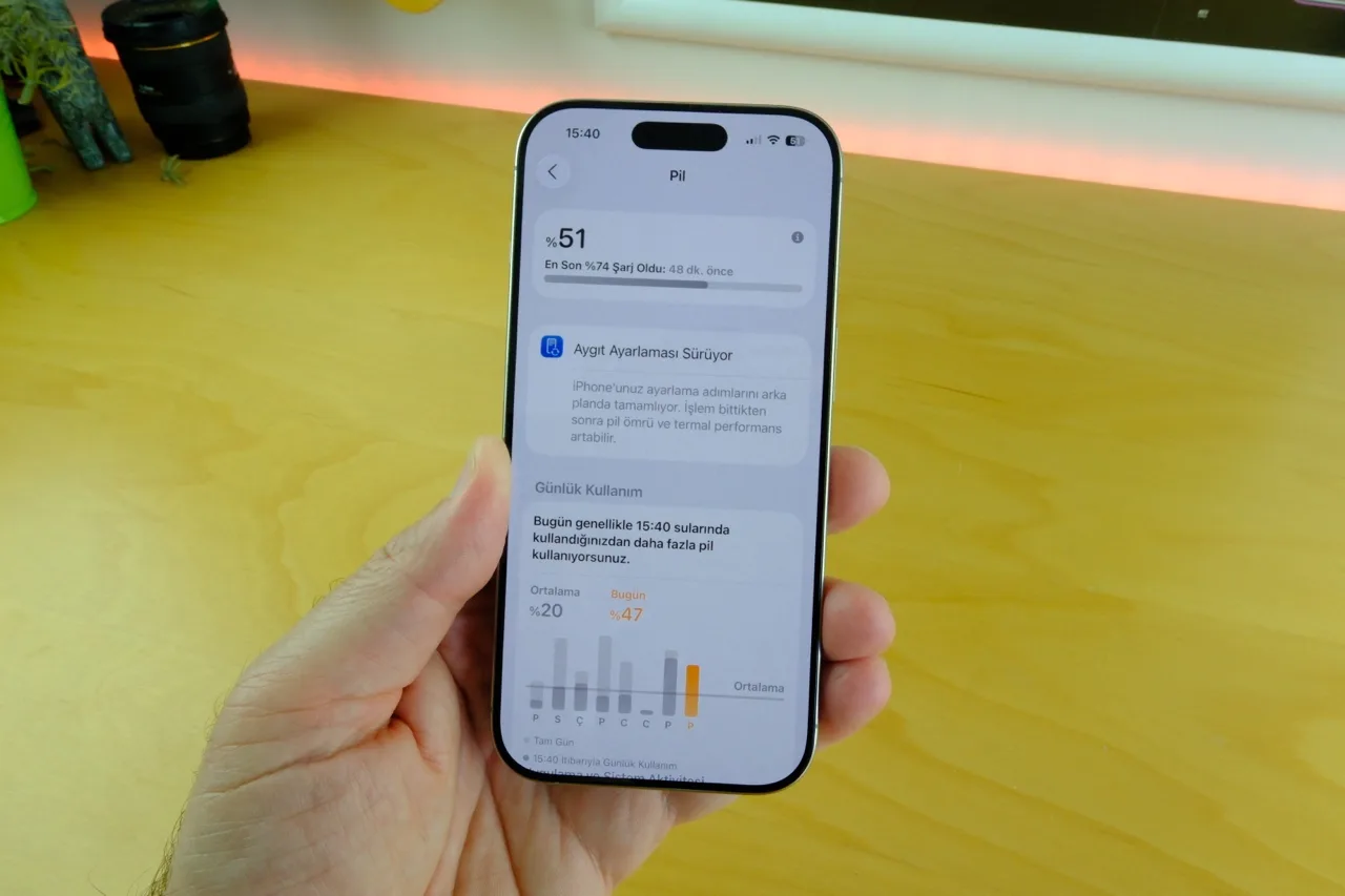 Apple, iOS 26 güncellemesi sonrası iPhone pil ömründe geçici değişiklikler olabileceğini açıkladı
