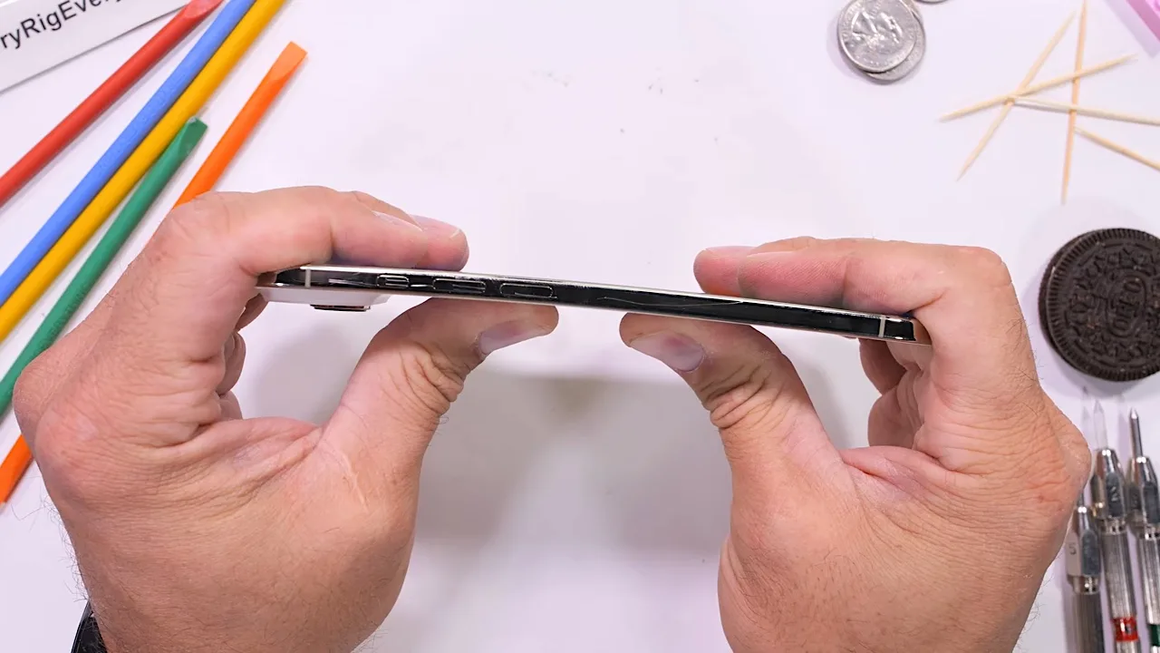 Apple iPhone Air 5,6 mm inceliğiyle JerryRigEverything testinde dayanıklılığını gösterdi