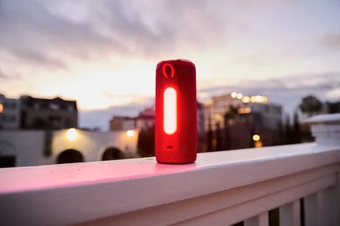 JBL Grip tanıtıldı: Okuma lambası işlevi de gören yeni Bluetooth hoparlör