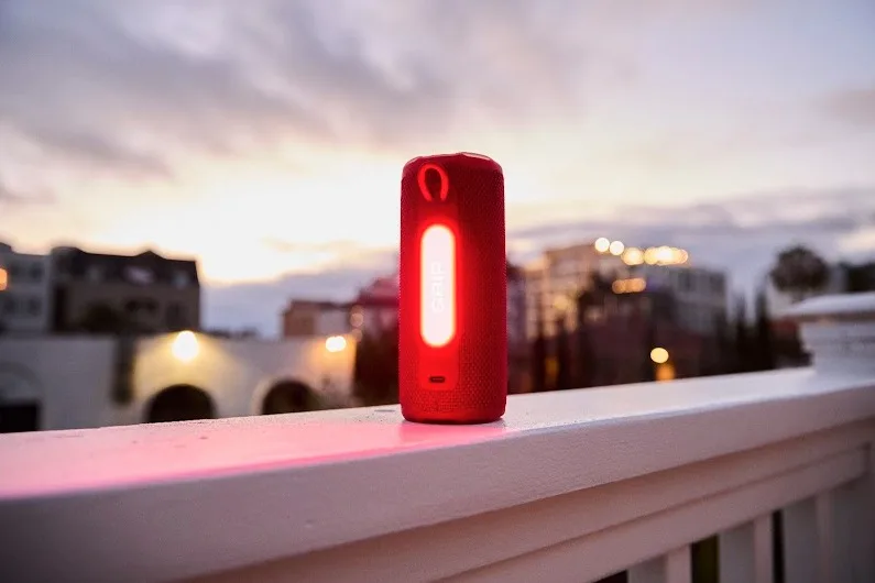JBL Grip tanıtıldı: Okuma lambası işlevi de gören yeni Bluetooth hoparlör