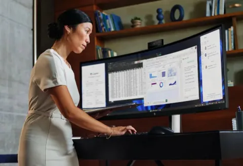 HP’nin 49 inç kavisli monitörü ofis kullanımına yeni bir bakış getiriyor