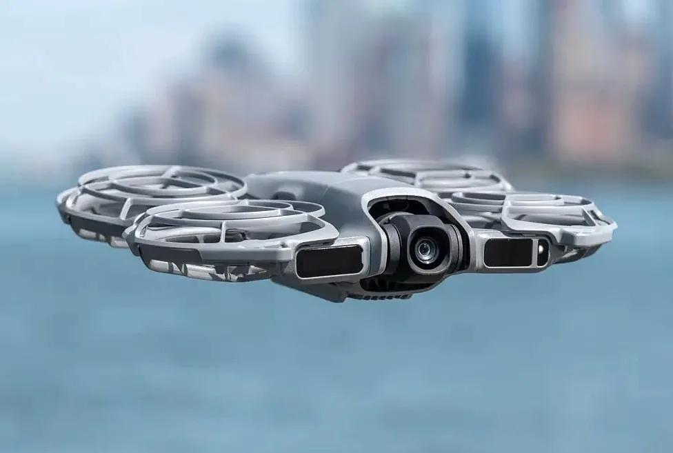 DJI Neo 2, engelleri algılayan sensörleri ve hareketle kontrollü uçuş sistemiyle tanıtıldı