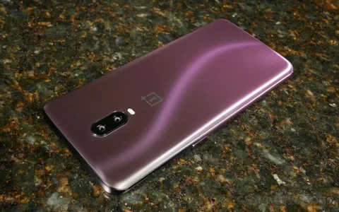 OnePlus Ace 6T’nin renk seçeneklerinden biri “şimşek moru” olabilir